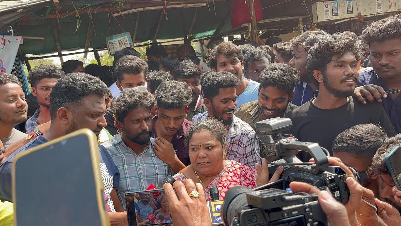 upsetovergo46policeaspirantsstageprotestinfrontofkumariaunty’sfoodstall