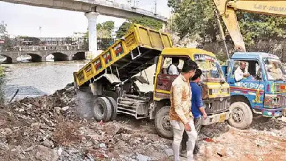 Strict action for dumping debris in Hyderabad lakes, HYDRAA