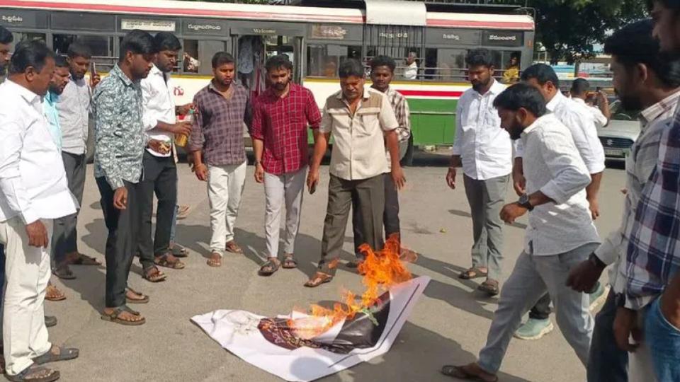 BRS burns effigy over BC quota stay in Siddpet, slams Congress