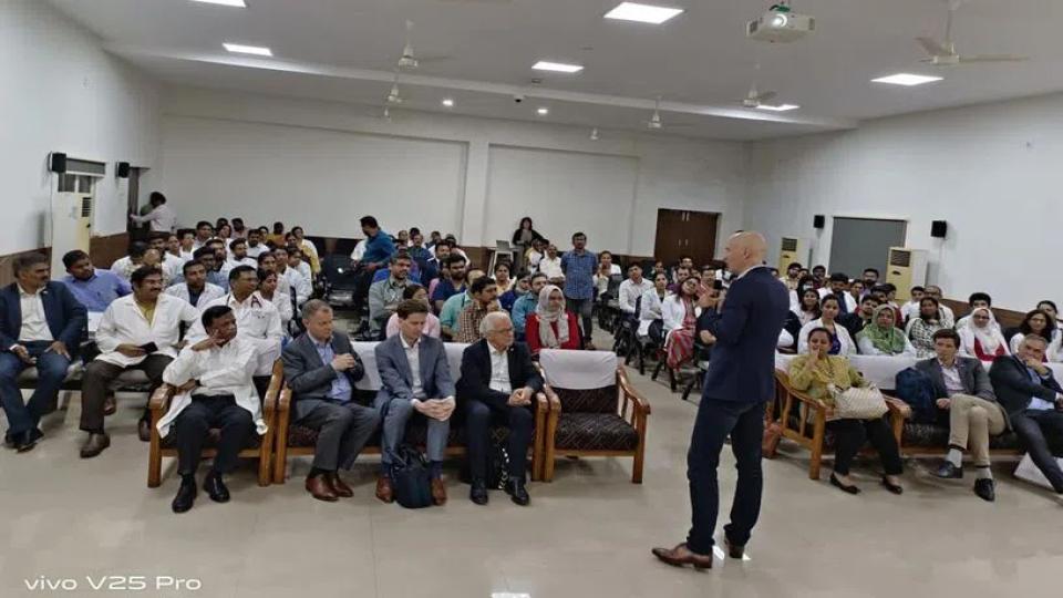 dutchhealthministervisitsnizaminstituteofmedicalsciences
