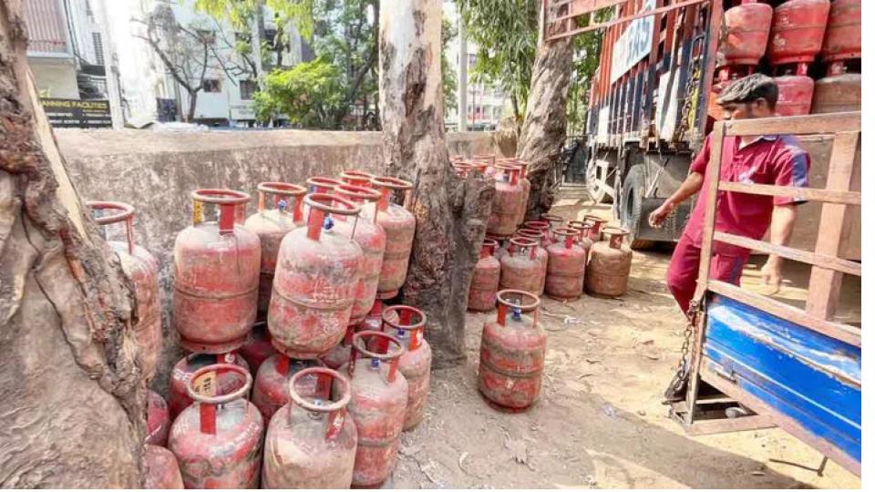 Long queues in Nalgonda for LPG cylinders