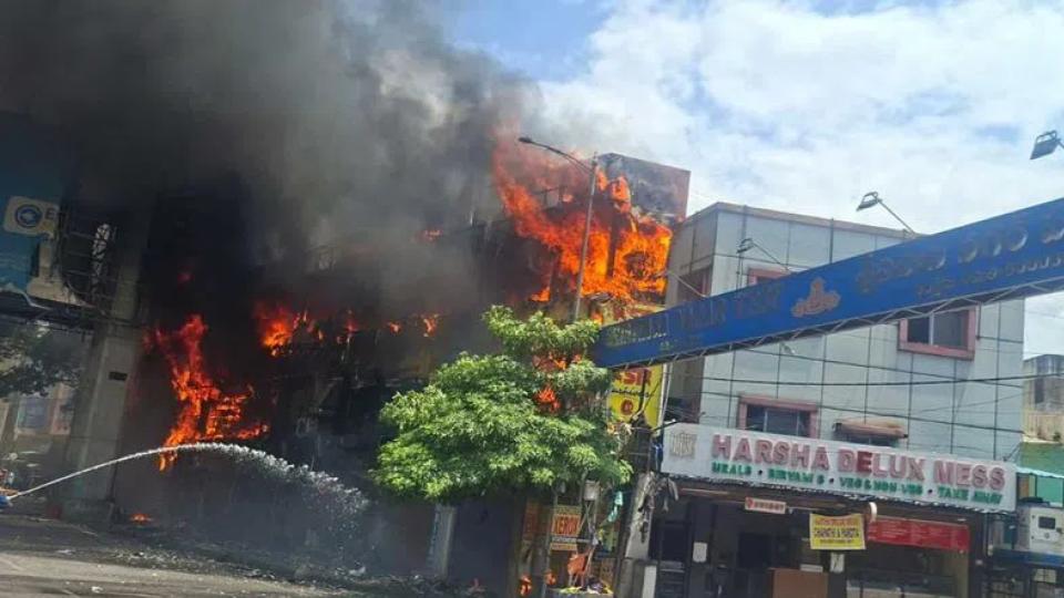 smoketriggersfreshpanicatfireravagedameerpetbuilding