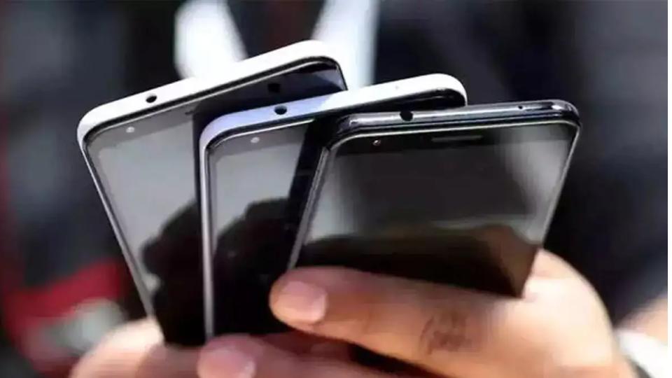 12lostmobilephonesrecoveredhandedovertoownersinhyderabad