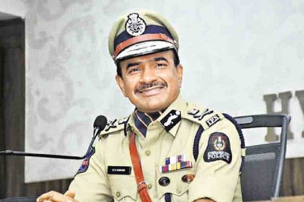 hyderabadcommissionerofpolicecvanandapologizesforhisremarksonmedia
