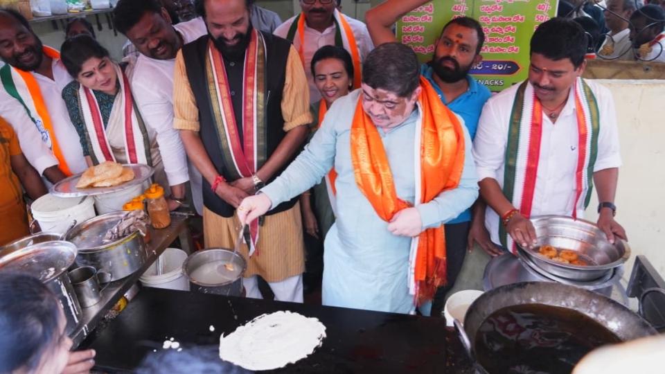 Ponnam Prabhakar, Uttam Kumar make dosas 