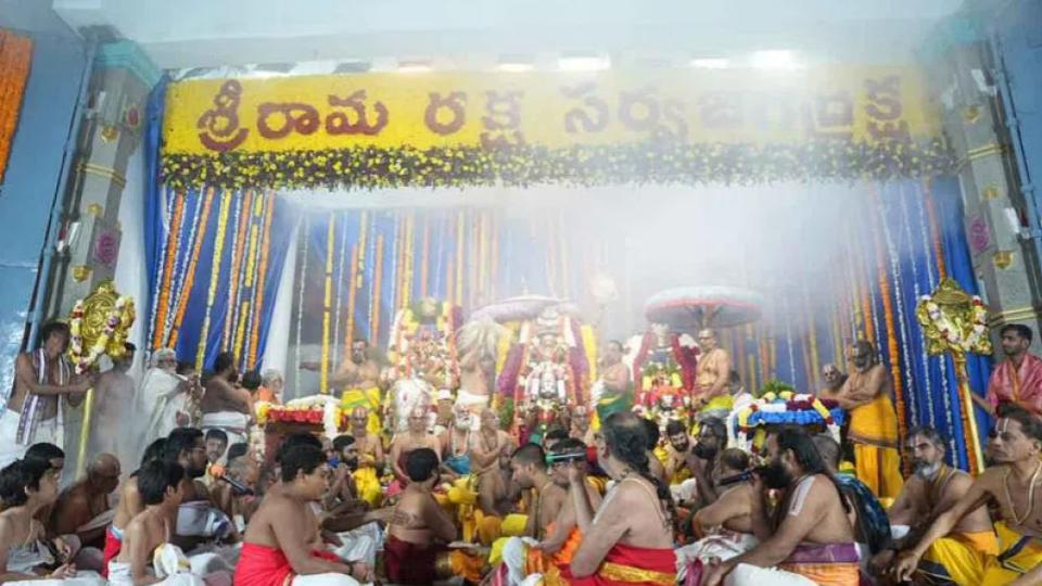 Large number of devotees visits Bhadradri temple 
