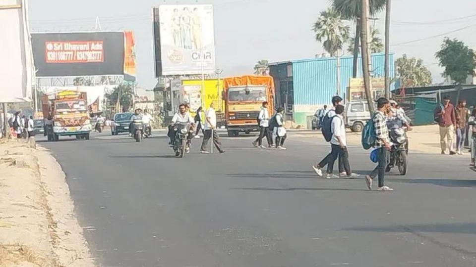 Abdullapurmet residents demands for safe pedestrians crossing on Highway road