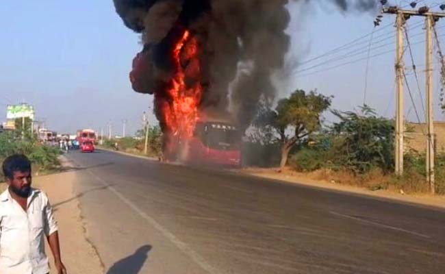 busintelanganacatchesfireduringjourneydestroyedinminutes