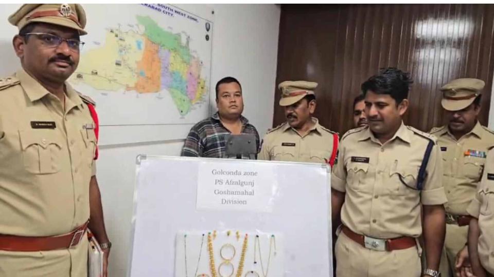 Afzalgunj Police arrested a man for stealing gold from bus passenger