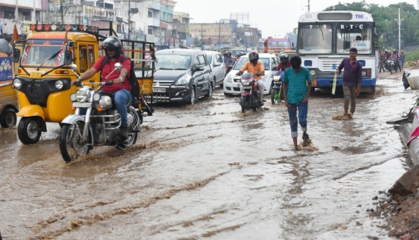 hyderabadreceivesheavyrainfalltoday