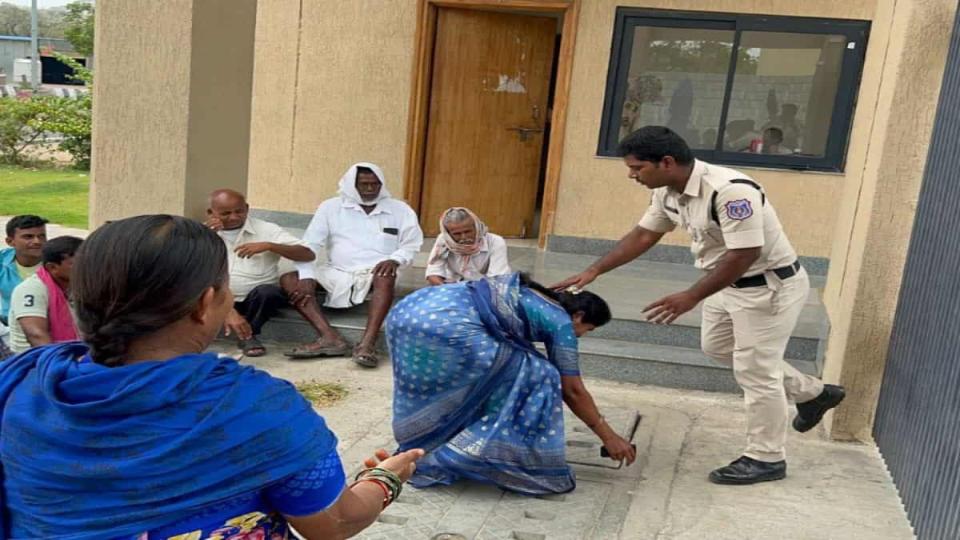 lambadafarmersfallatpolicefeetoverpaddyprocurementissueintelangana