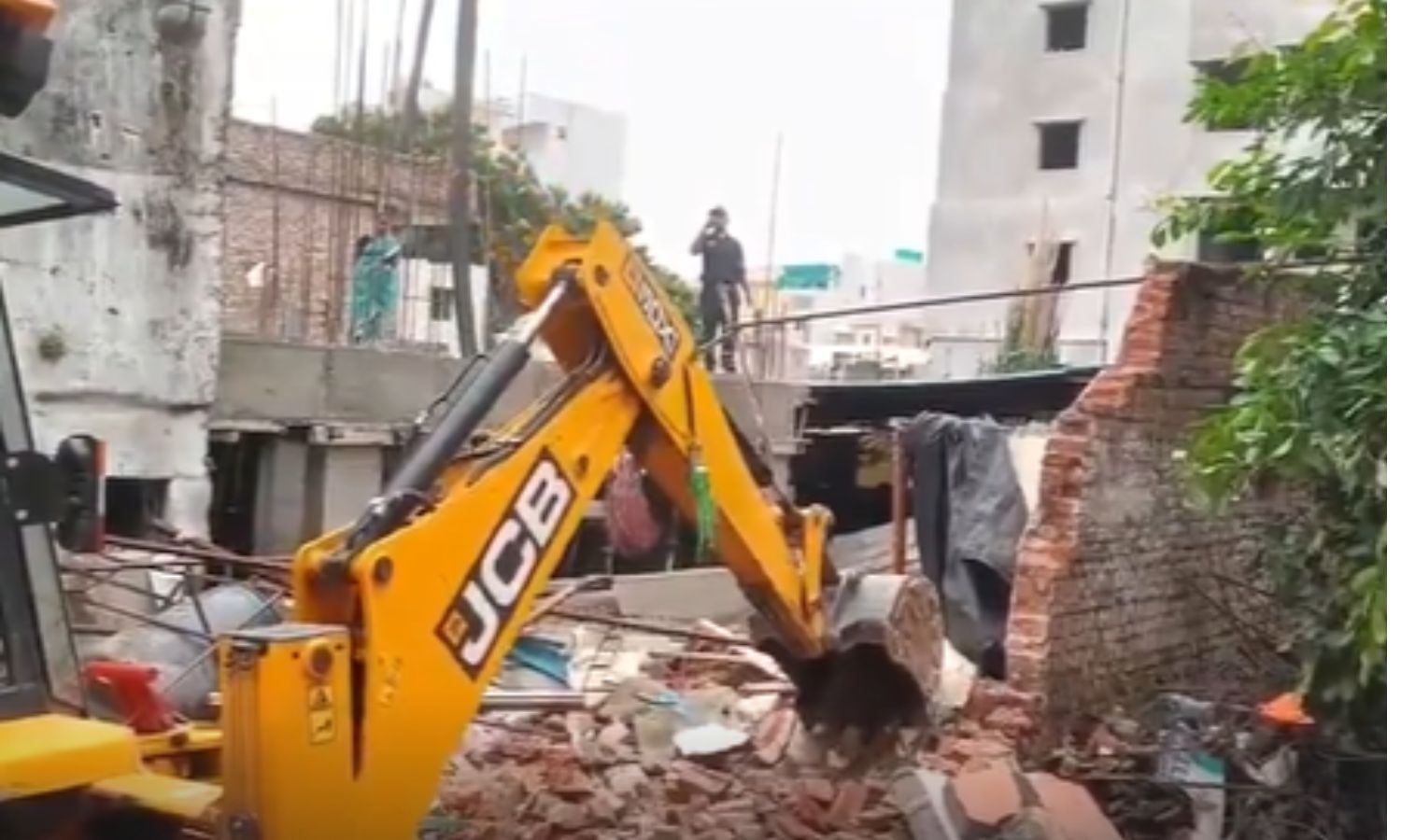 hydraademolishesillegalstructuresinramnagar