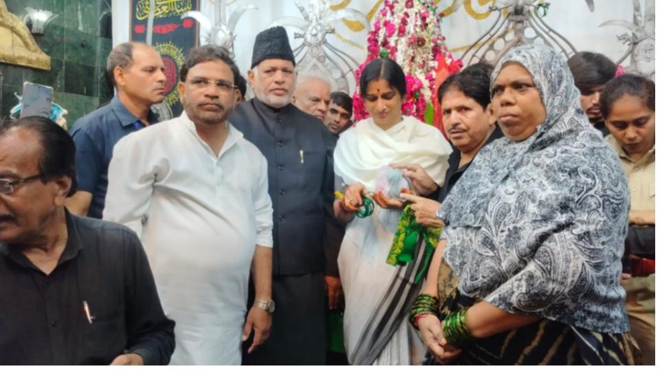 Madhavi Latha visits Bibi Ka Alawa in Hyderabad