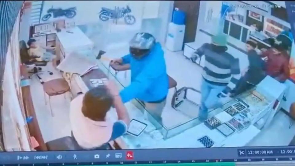 Video of Jewellery shop owner foils armed robbery attempt in Secunderabad