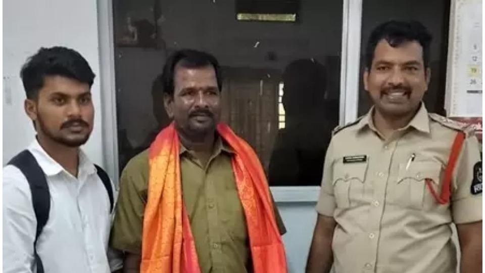 ramgopalpetpolicerecoverscashbagreturnstoowner