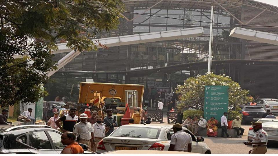 trafficpoliceremoveencroachmentsnearapollohospitalinjubileehills