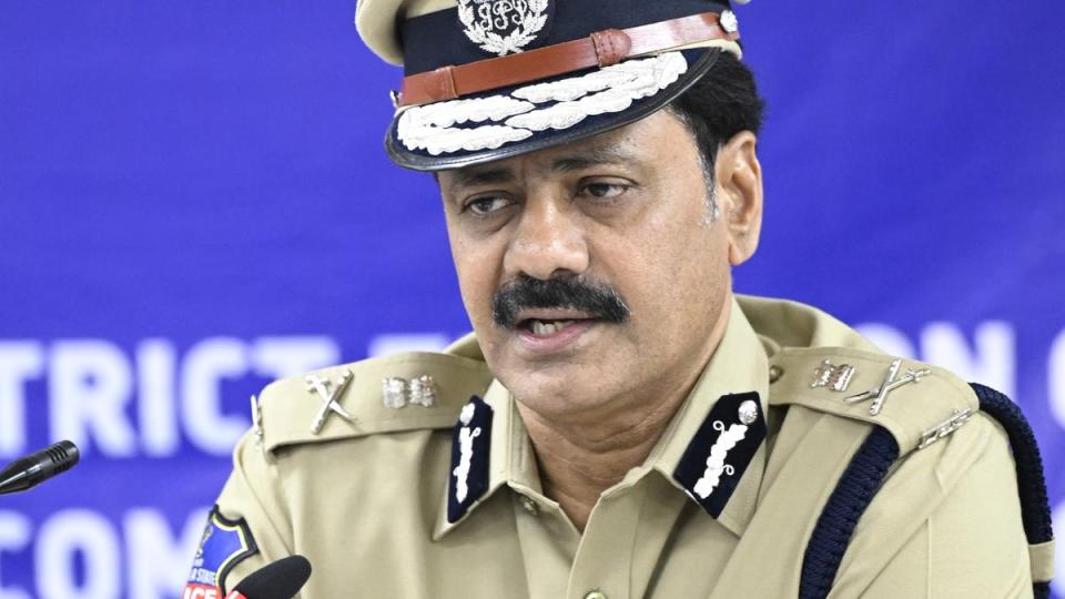 aheadofganeshchaturthihyderabadpolicecommissionerholdsreviewmeet