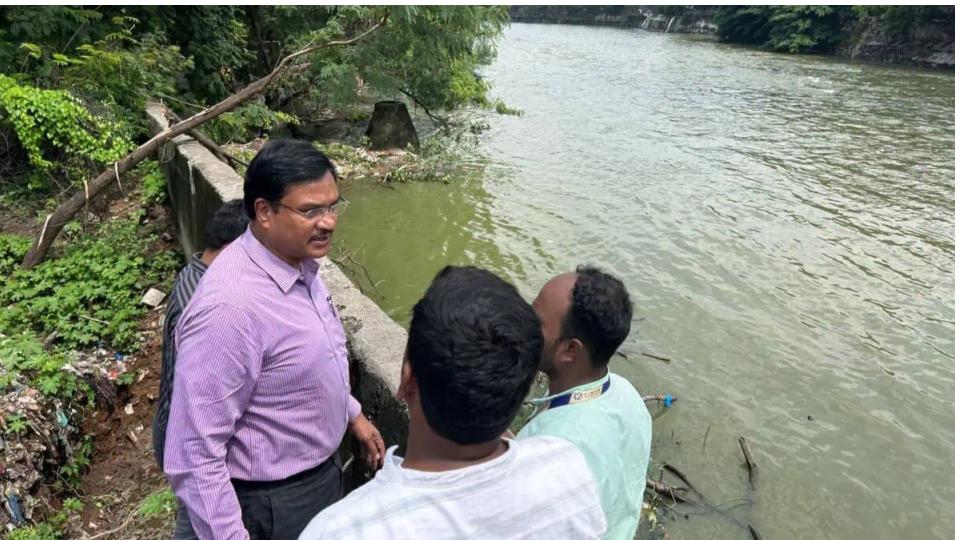HYDRAA commissioner visits areas flooded by rainwater 