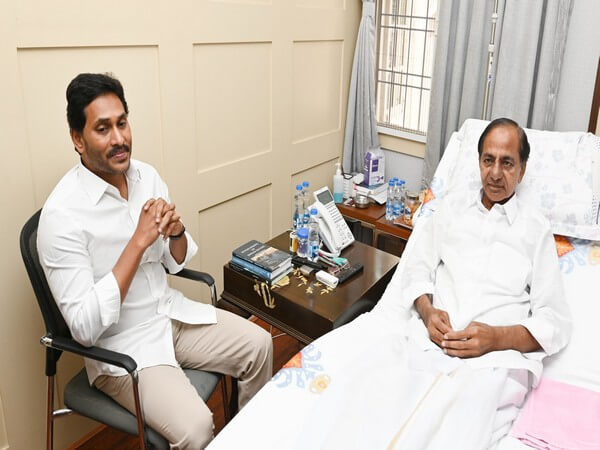 apcmjaganreacheshyderabadmeetsbrschiefkcr