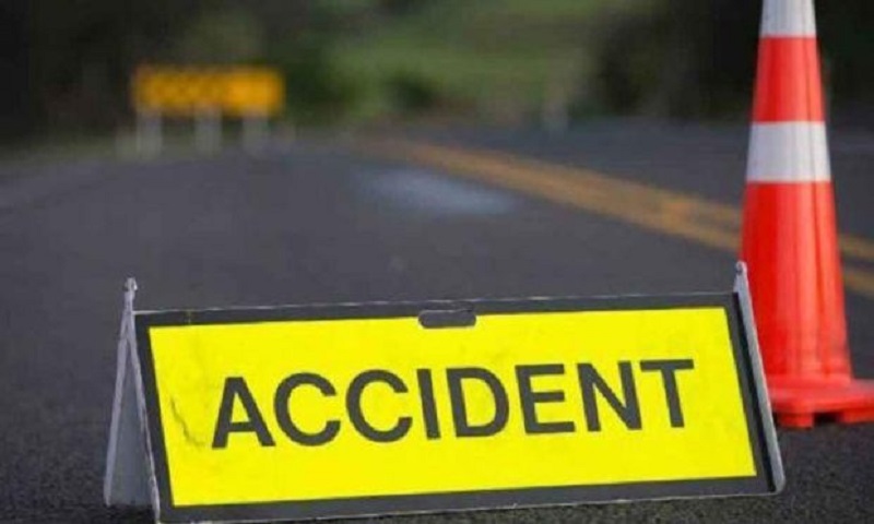speedingcaroverturnsonchandrayanguttaflyoverfourinjured