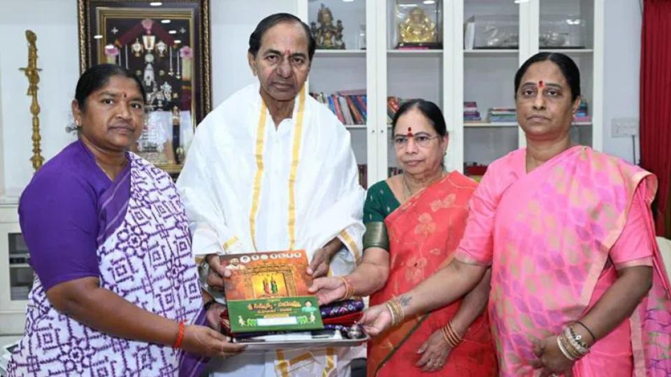 KCR extends traditional welcome to Konda Surekha, Seethakka