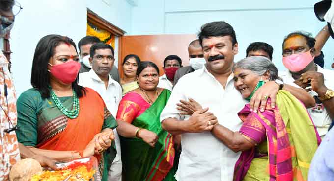 tsrinivasyadavinaugurates2bhkhousingcolonyatpottisriramulunagar