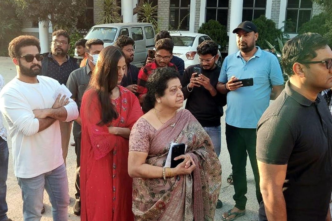 telanganaassemblyelections:ntrjunioralluarjuncasttheirvoteatjubileehills