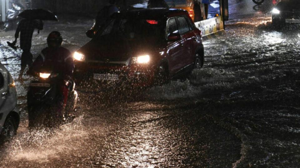 Heavy rains lashed several parts of Hyderabad, intense downpours reported