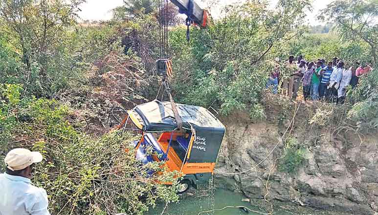 10killedasautoplungesintofarmwellinnizamabad