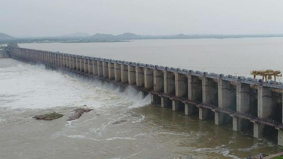 Flood flows into Jurala 