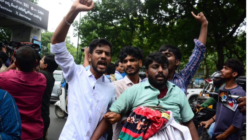 pdsuactivistsprotestsoutsideassemblydemandingreleaseofscholarshipsfeereimbursement