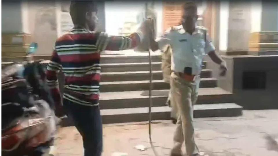 drunkautodriverthreatenstrafficpolicewithsnakeatchandrayangutta