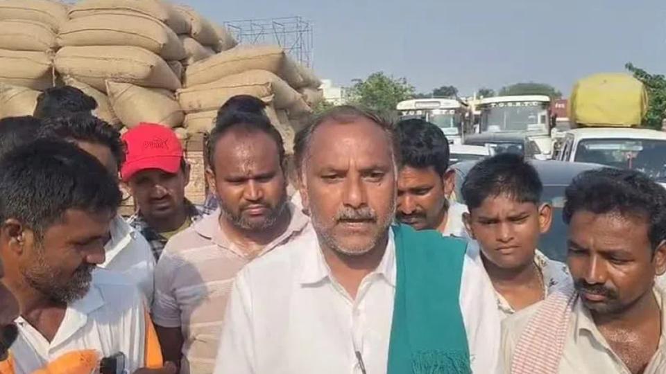 Farmers stage protest as officials reject paddy unloading at rice mill in Khammam