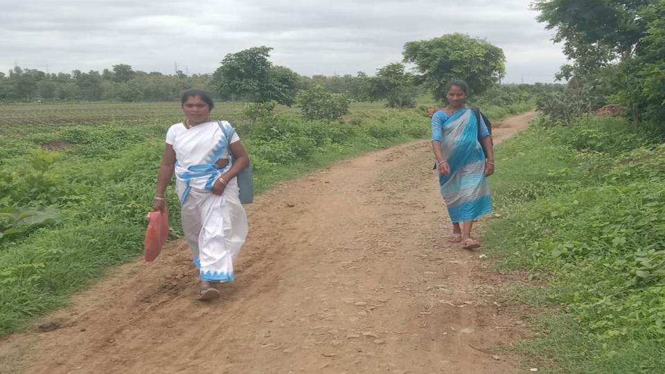 tribalpregnantwomantreksfor2kmstoreachphcinadilabad