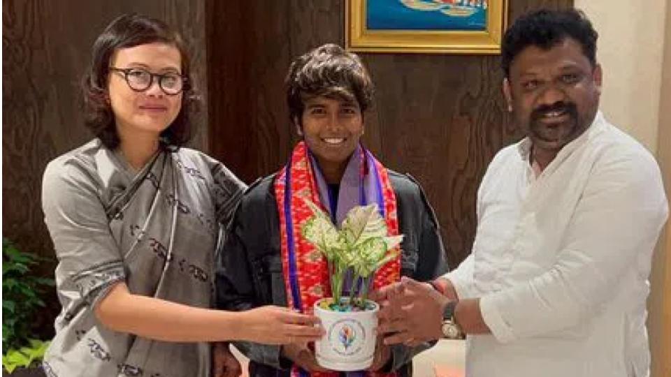 indiafastbowlerarundhatireceiveswarmwelcomeathyderabadairport