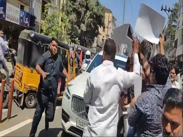 KTR Convoy Stopped by Hyderabad Youth Congress Members