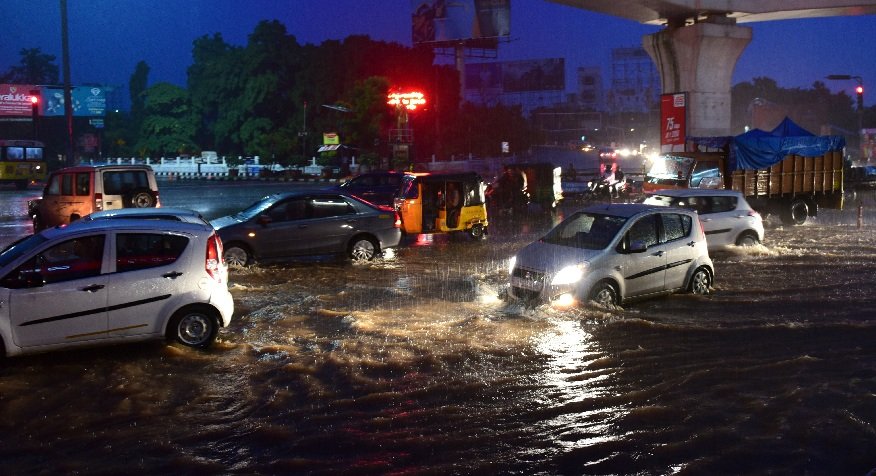 heavyrainandstrongwindslashedthehyderabadcity