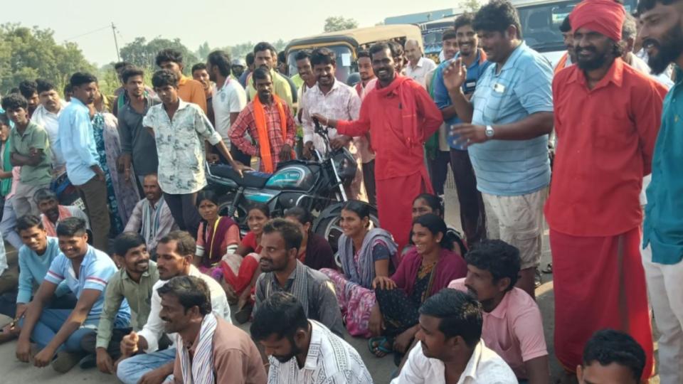 Farmers stage protest at Ryalamadugu sub-station over power cuts