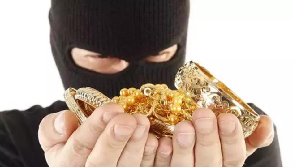 Burglars loot 1 kg of gold jewellery from export office in Banjara Hills