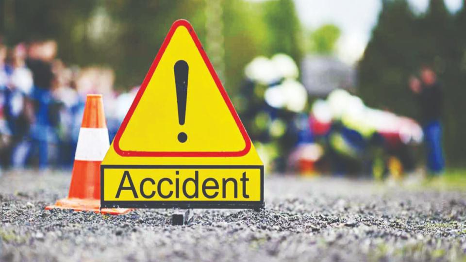 threeinjuredafteroiltankerhitscaronvijayawada–hyderabadhighway