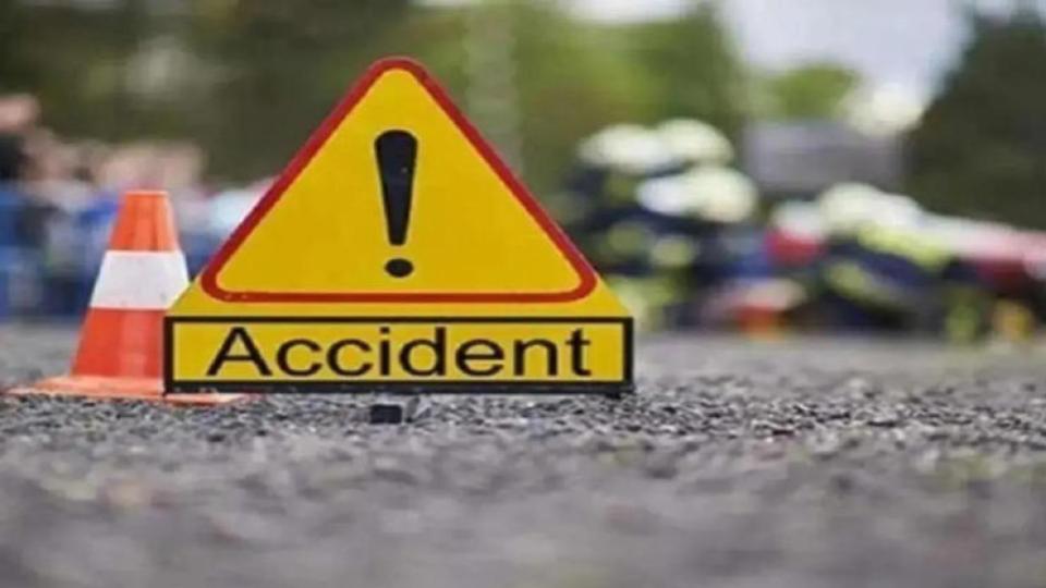 Speeding car rams metro pillar in Medipally, 2 death