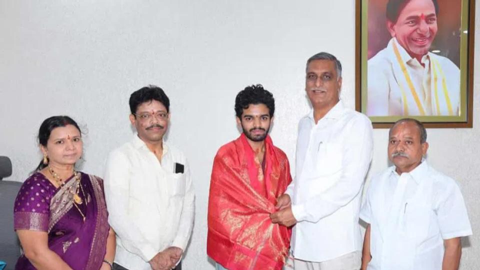 Software engineer donates 6 lakhs to Harish Rao