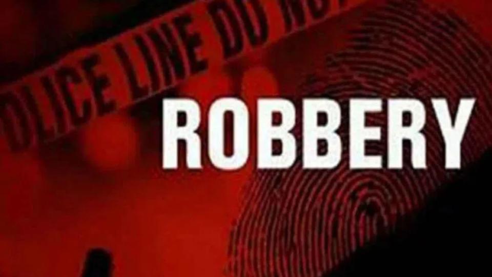Six women steals 10-tola gold chain from jewellery shop in Tandur