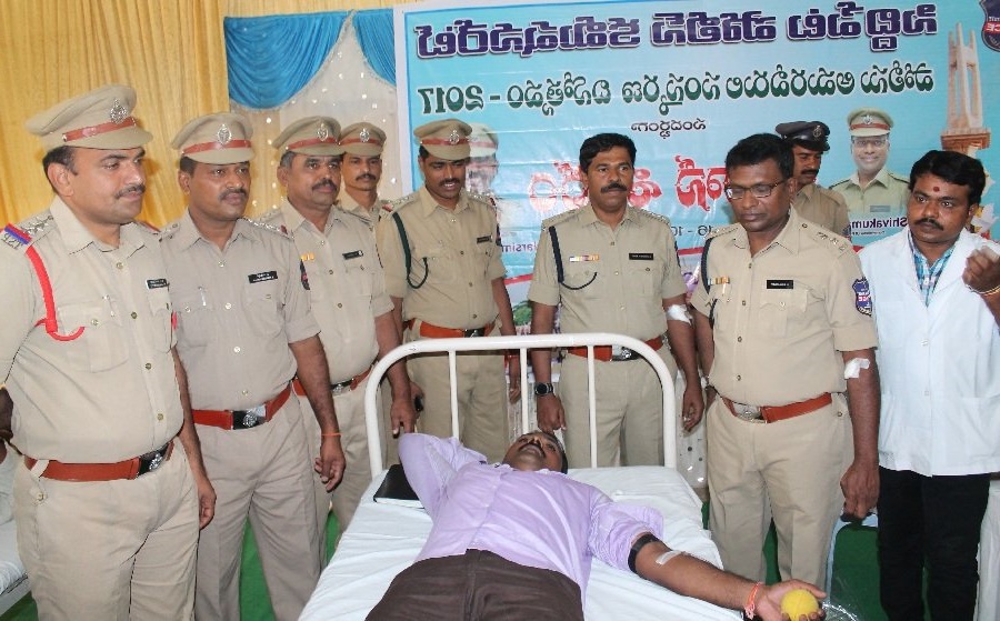 servicesofmartyredpoliceofficersrecalledintelanganaforblooddonation