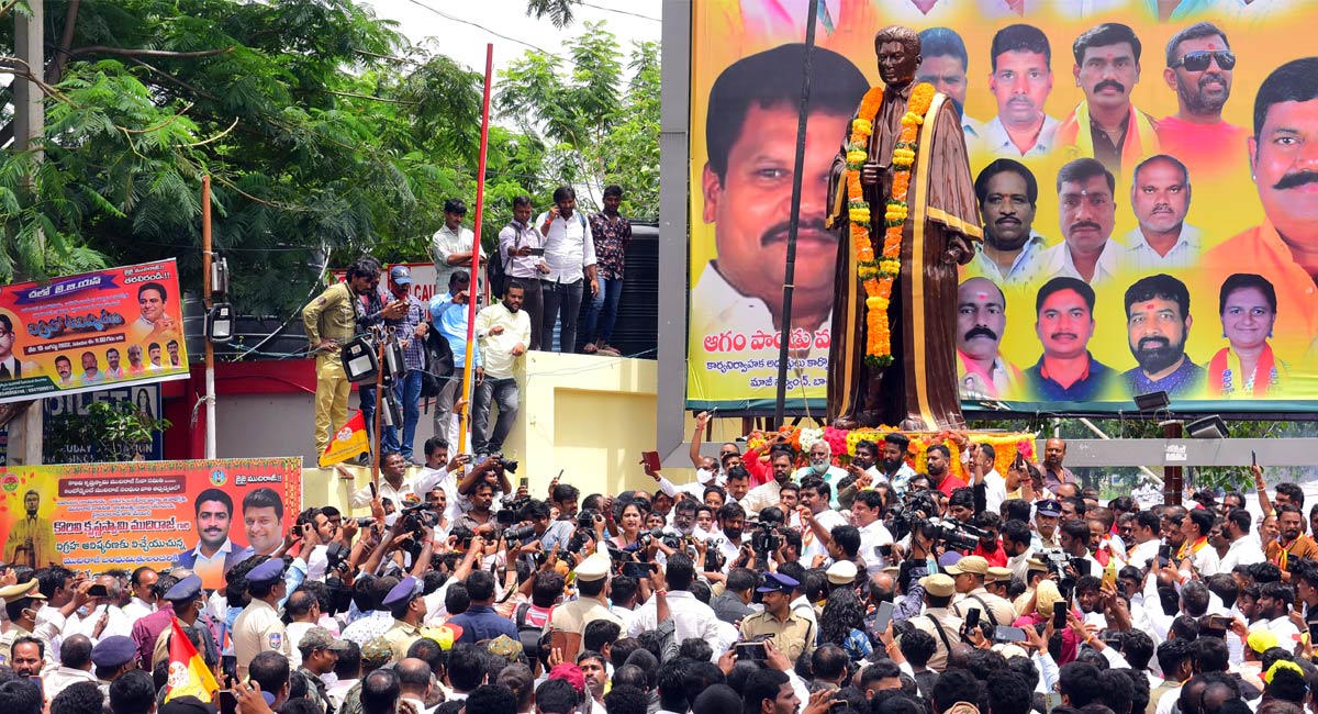 krishnaswamymudirajsstatueunveiledinhyderabad