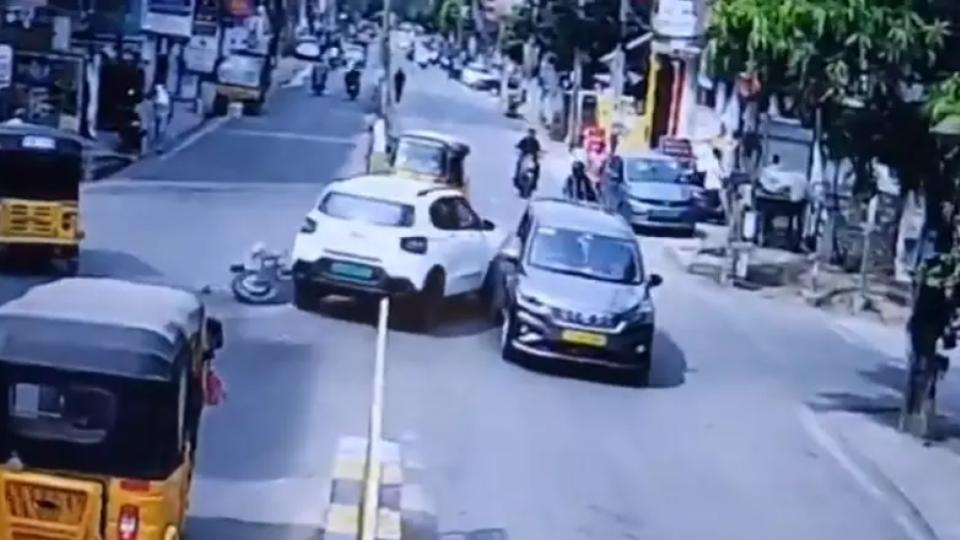 electriccarcrashesintomultiplevehiclesinkukatpally