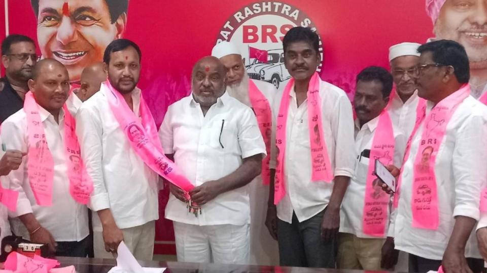 Jogu Ramanna welcomes Congress, BJP leaders into BRS in Adilabad