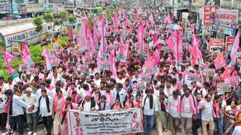 BRS cadres took to streets in Khammam over arrest of party leaders 