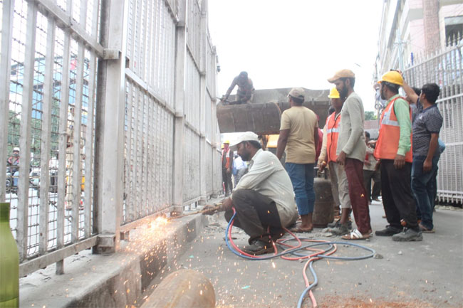 barricadesbeingremovedatpragatibhavan
