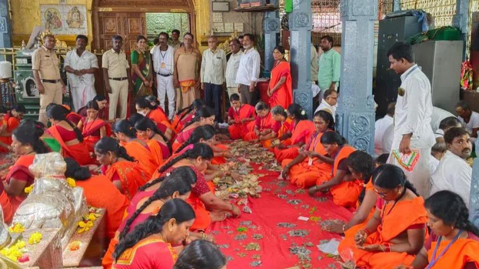 rs2000denominationnotesfoundinsangareddytemplehundi